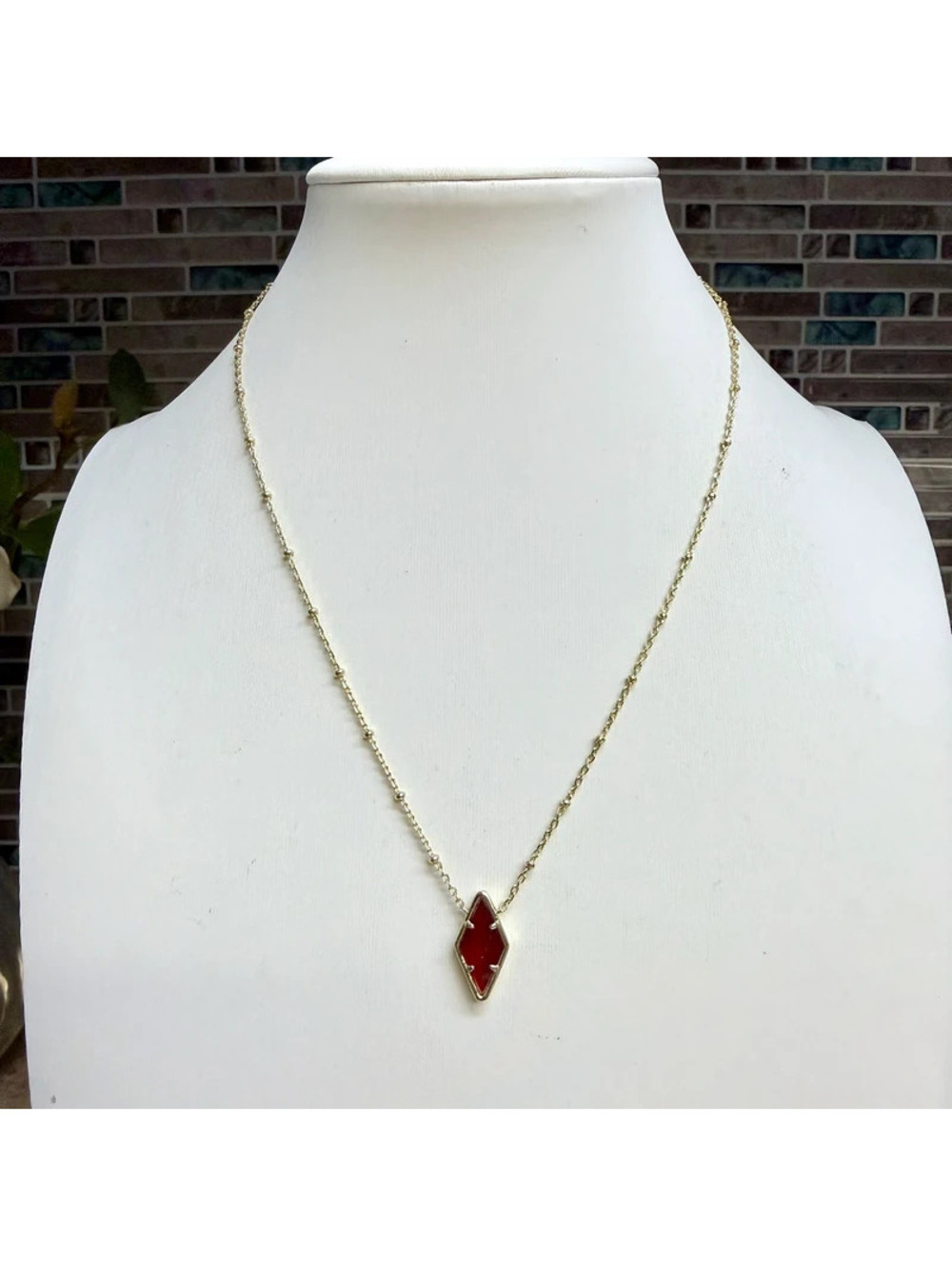Kendra Scott Kinsley Pendant Necklace in Raspberry Illusion – Satellite Chain